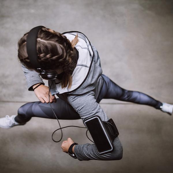 kobieta z&nbsp;słuchawkami